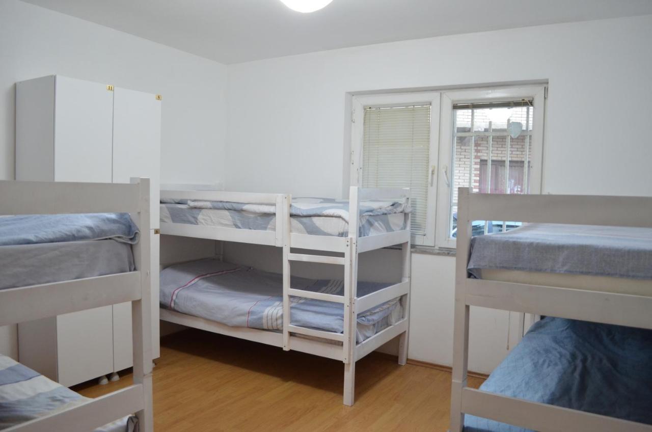 Moonlight Hostel Pristina Exterior photo